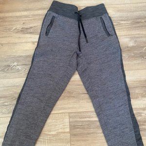 LuLuLemon Jogger Pants zipped pockets Size 4